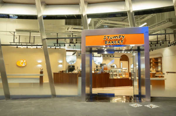 香港商舖裝修工程案例：Stumpy Bakery 麵包店門面設計，採用金屬門框與明亮發光招牌，展現專業餐飲室內設計