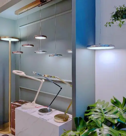 商舖訂造傢俬工程：零售店專用木製雙面展示架與層板定製，展現流暢購物動線與機能性兼備的空間規劃