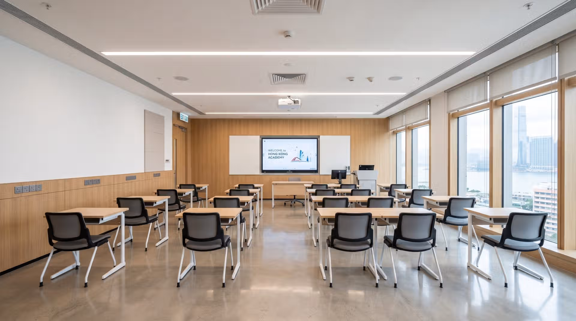 學校翻新工程完工交付現場，展示符合安全標準嘅全新教學空間，體現高品質嘅教育中心裝修成果。