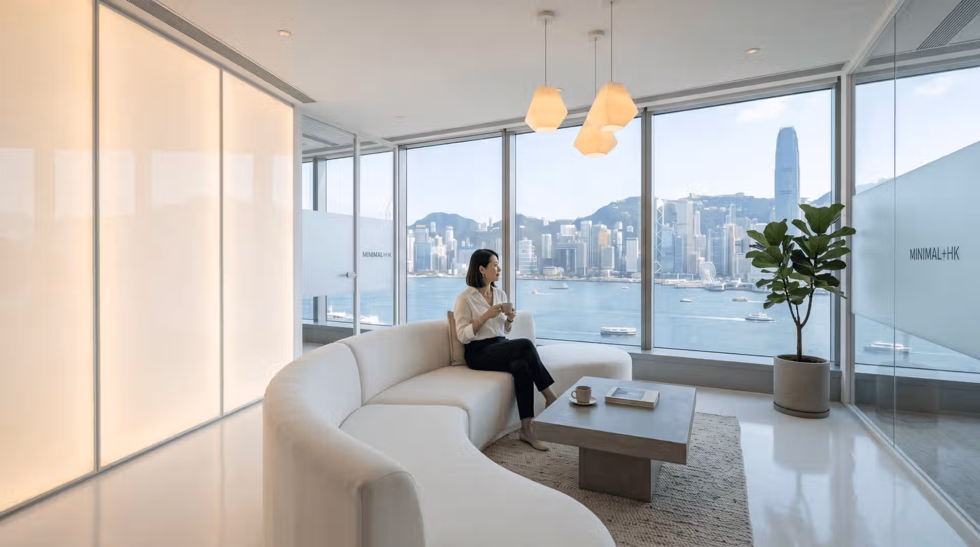 style_1_minimalist_4_1 擁有維港景緻嘅甲級寫字樓休息區設計,展示咗弧形梳化與開揚景觀結合嘅空間優化佈局。