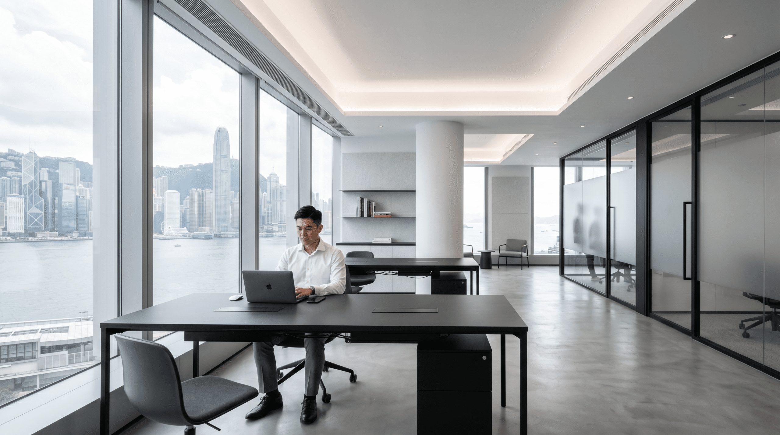 現代化嘅混合辦公室實景，展示咗寬敞嘅靈活工作間同埋簡約嘅辦公室裝修風格，係專業工作空間規劃嘅範例。