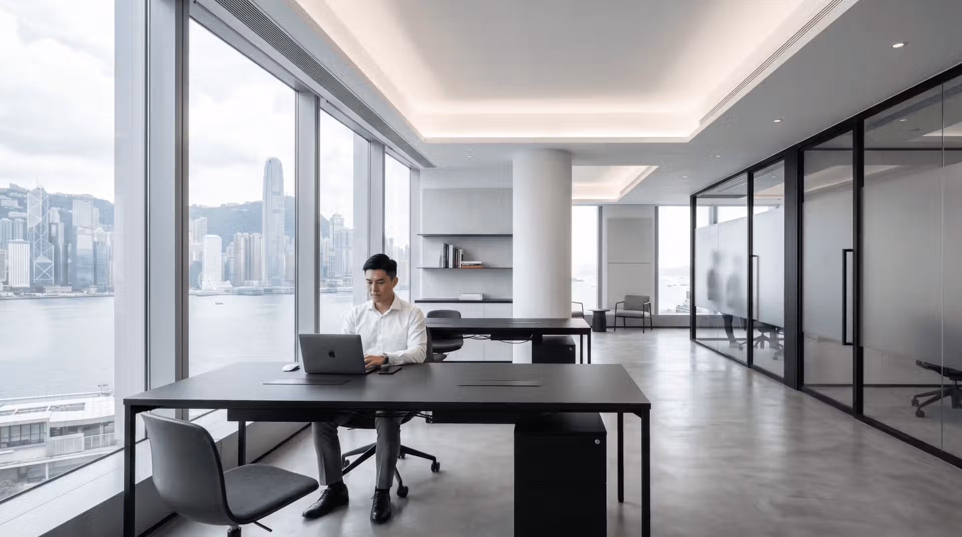 style_1_modern_minimalist_1 現代化嘅混合辦公室實景,展示咗寬敞嘅靈活工作間同埋簡約嘅辦公室裝修風格,係專業工作空間規劃嘅範例。