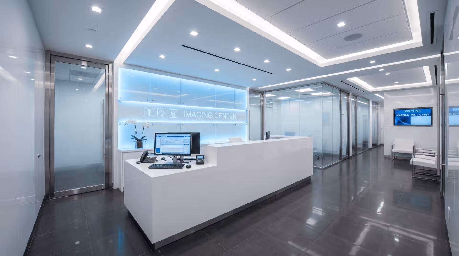 style_tech_1_1 現代化醫療中心接待處設計,採用科技感燈光與抗菌建材,展現專業的診所裝修設計形象。